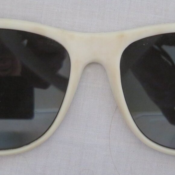 Foster Grant Wubbas Sunglasses Pre-Loved (230V) - Picture 4 of 6